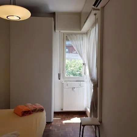 Private Garage,air Cond, Quite, Near Train Station Apartman
