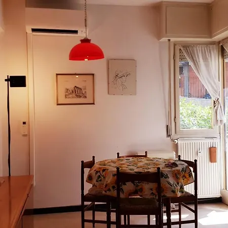 Apartman Private Garage,air Cond, Quite, Near Train Station *