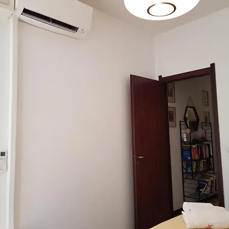 Apartman Private Garage,air Cond, Quite, Near Train Station *