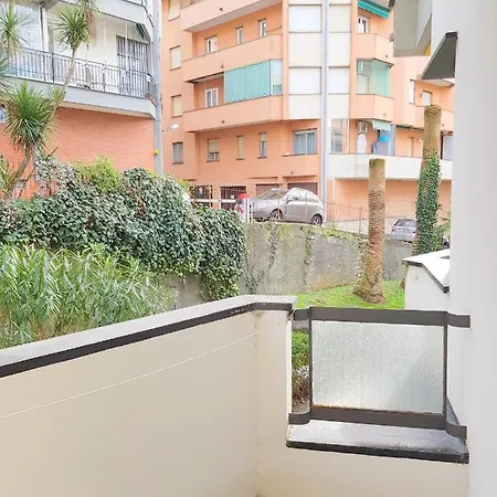 Private Garage,air Cond, Quite, Near Train Station Apartman