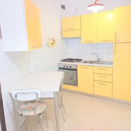 Apartman Private Garage,air Cond, Quite, Near Train Station