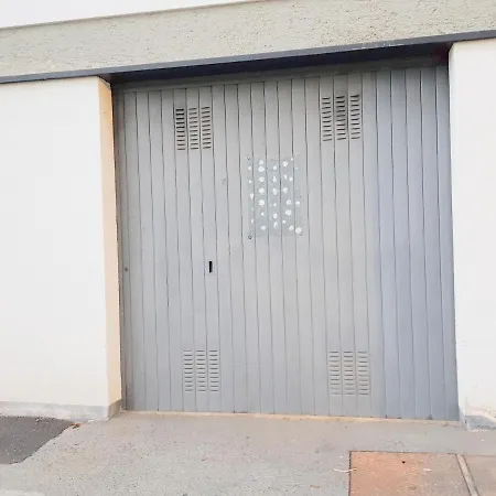 Апартаменты Private Garage,air Cond, Quite, Near Train Station *